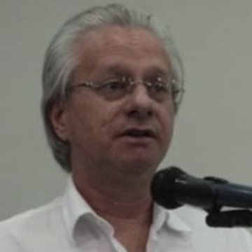 Alcides Madalozzo discursando ao microfone